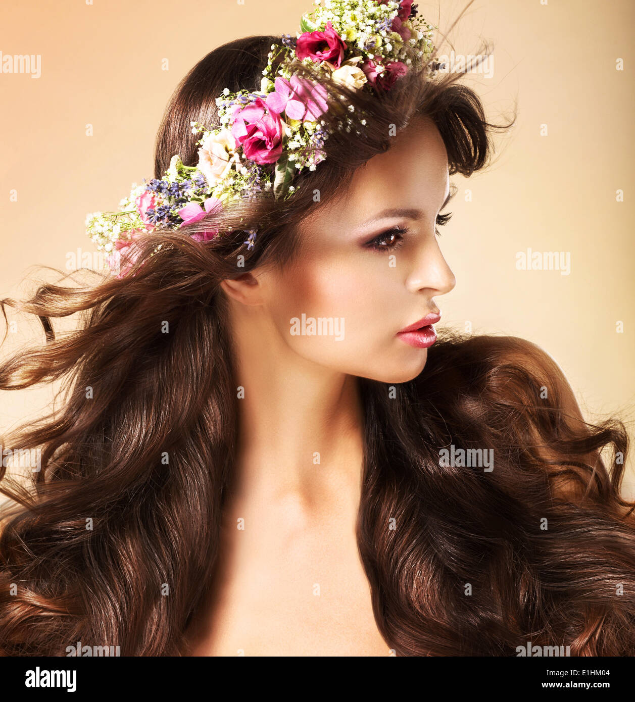 Retrato de joven mujer Auburn con largos pelos que fluye y flores silvestres Foto de stock
