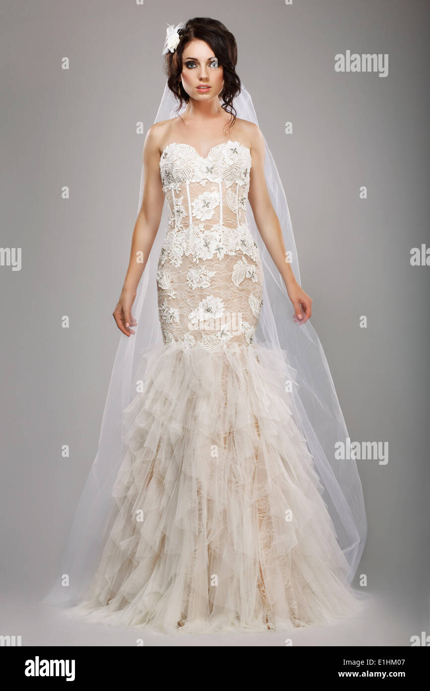 Modelo de moda en Novia elegante vestido de novia y velo largo Foto de stock