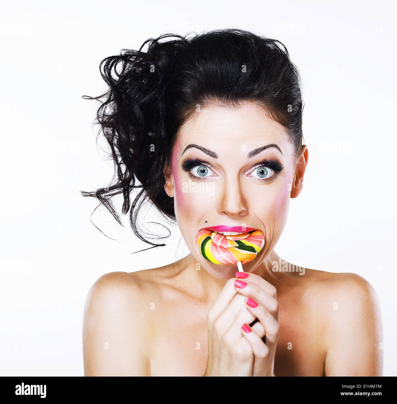 Young woman licking lollipop fotografías e imágenes de alta resolución -  Alamy