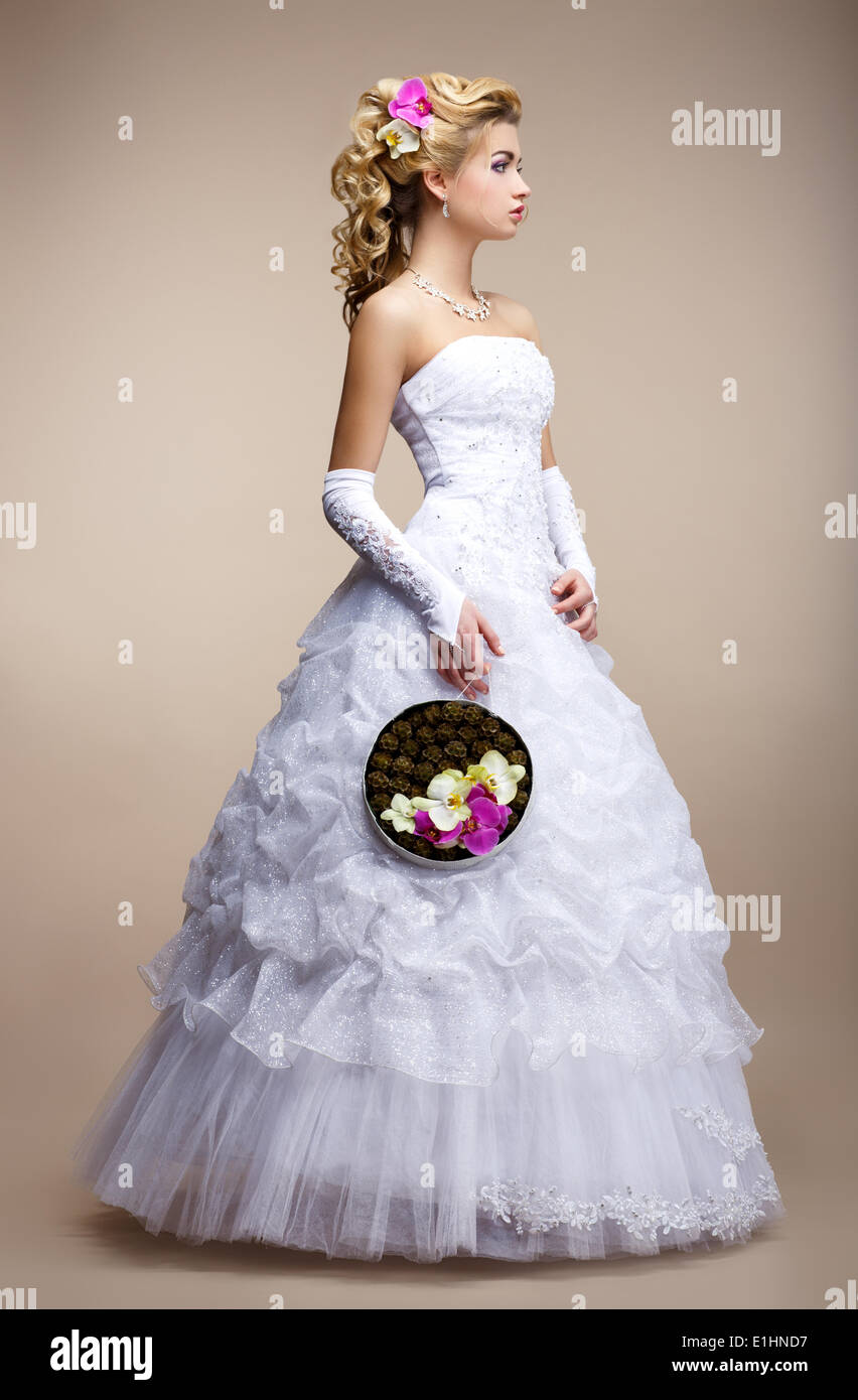 Limpia el cuarto diapositiva probabilidad Estilo de la boda. Vestidos de novia vestido blanco y guantes. Bouquet de  flores de moda Fotografía de stock - Alamy