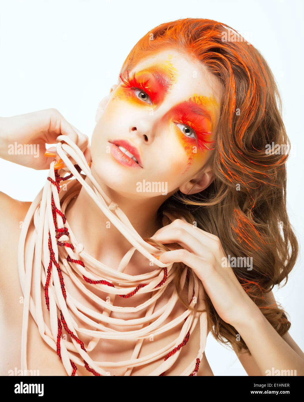 Expresión. Cara de mujer de pelo rojo brillante artístico. El concepto de arte Foto de stock