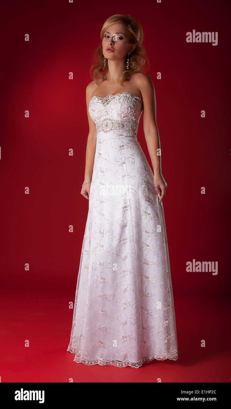 Vestido de novia en rojo fotografías e imágenes de alta resolución - Alamy