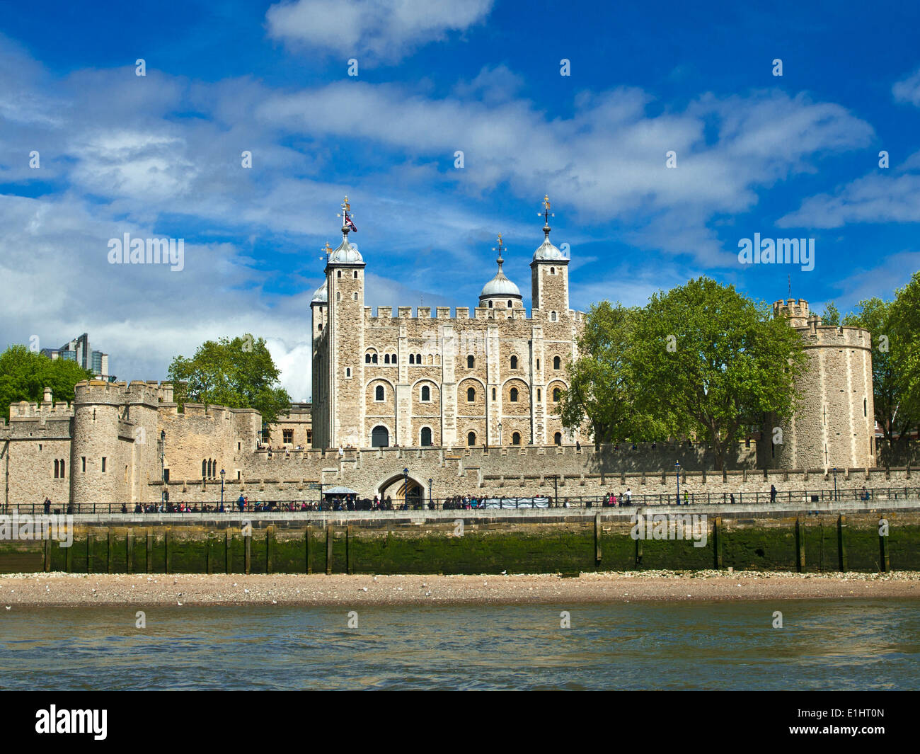 La Torre de Londres desde el río Támesis en un soleado día de primavera, Inglaterra, Reino Unido. Foto de stock