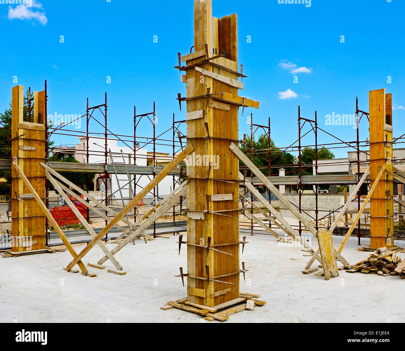 Sitio de construcción - Carpintería de estructura de hormigón encofrado para pilares de hormigón listo para la fundición (banchinaggio) Foto de stock