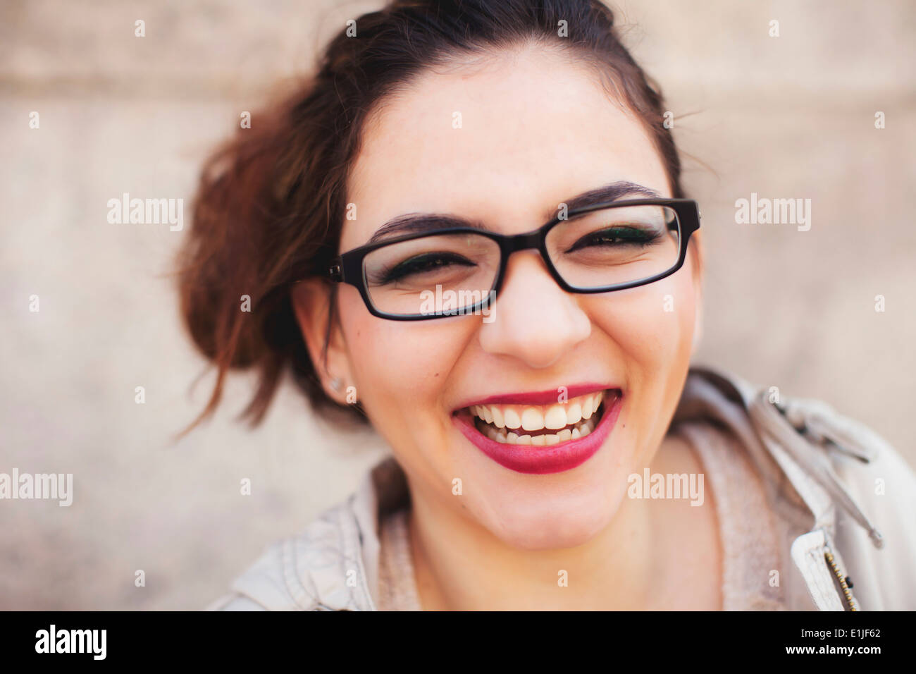 Close Up retrato de mujer joven con gran sonrisa Foto de stock
