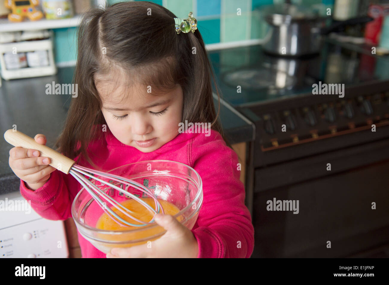 Chica aprender a cocinar Foto de stock