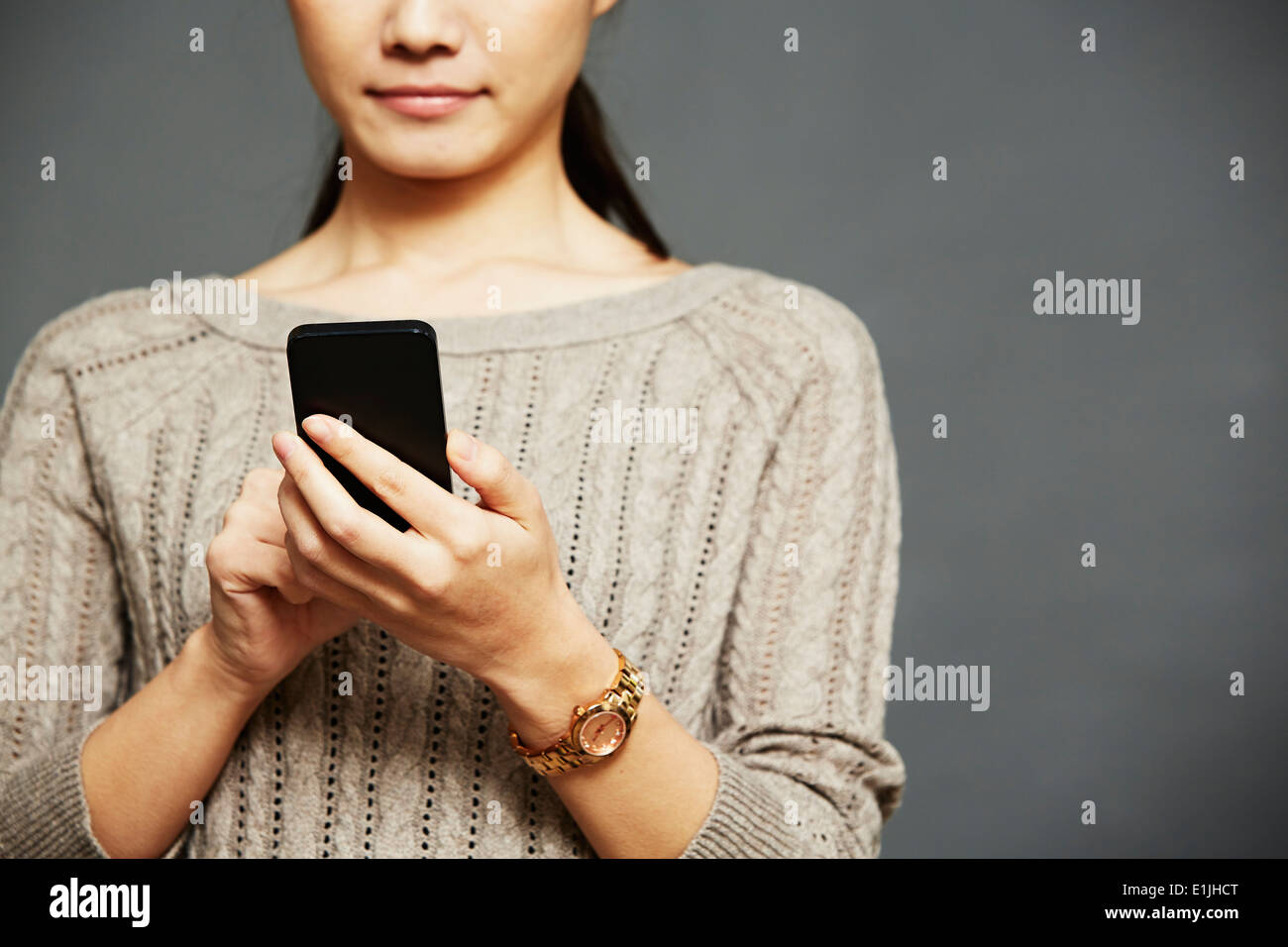 Mujer joven con el smartphone Foto de stock