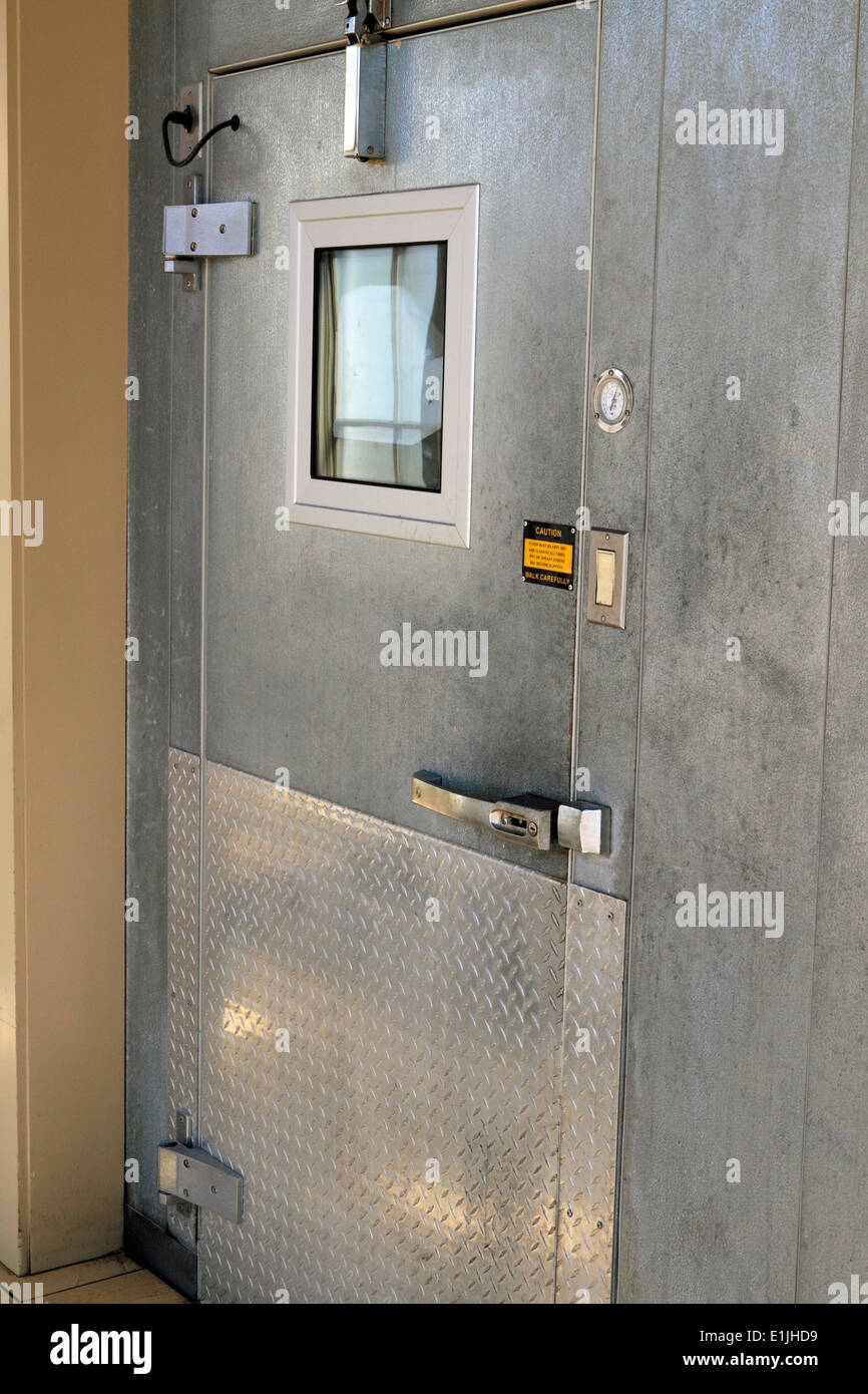 Puerta de entrada a una cocina comercial en el congelador. Foto de stock