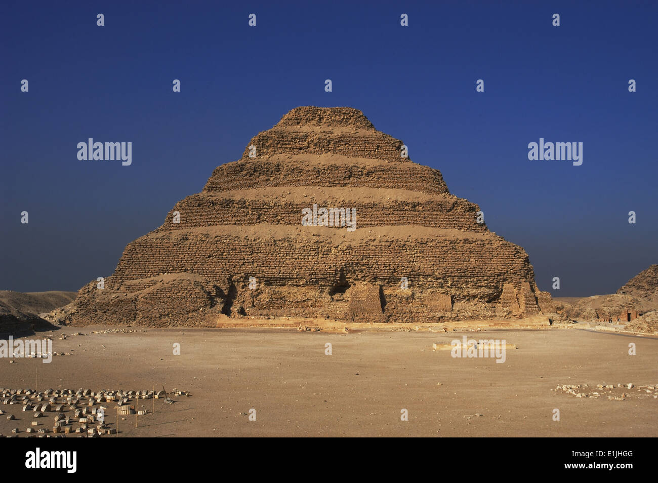 Egipto. La necrópolis de Saqqara. La Pirámide de Djoser (Zoser) o paso pirámide construida por Imhotep. Tercera dinastía. Antiguo Reino. Foto de stock
