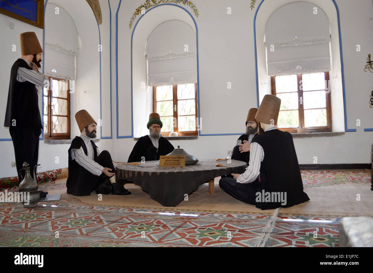 Cappadocia, Turquía central. Seguidores de Bektashi tomar parte en las ceremonias sentados alrededor de una mesa. Foto de stock