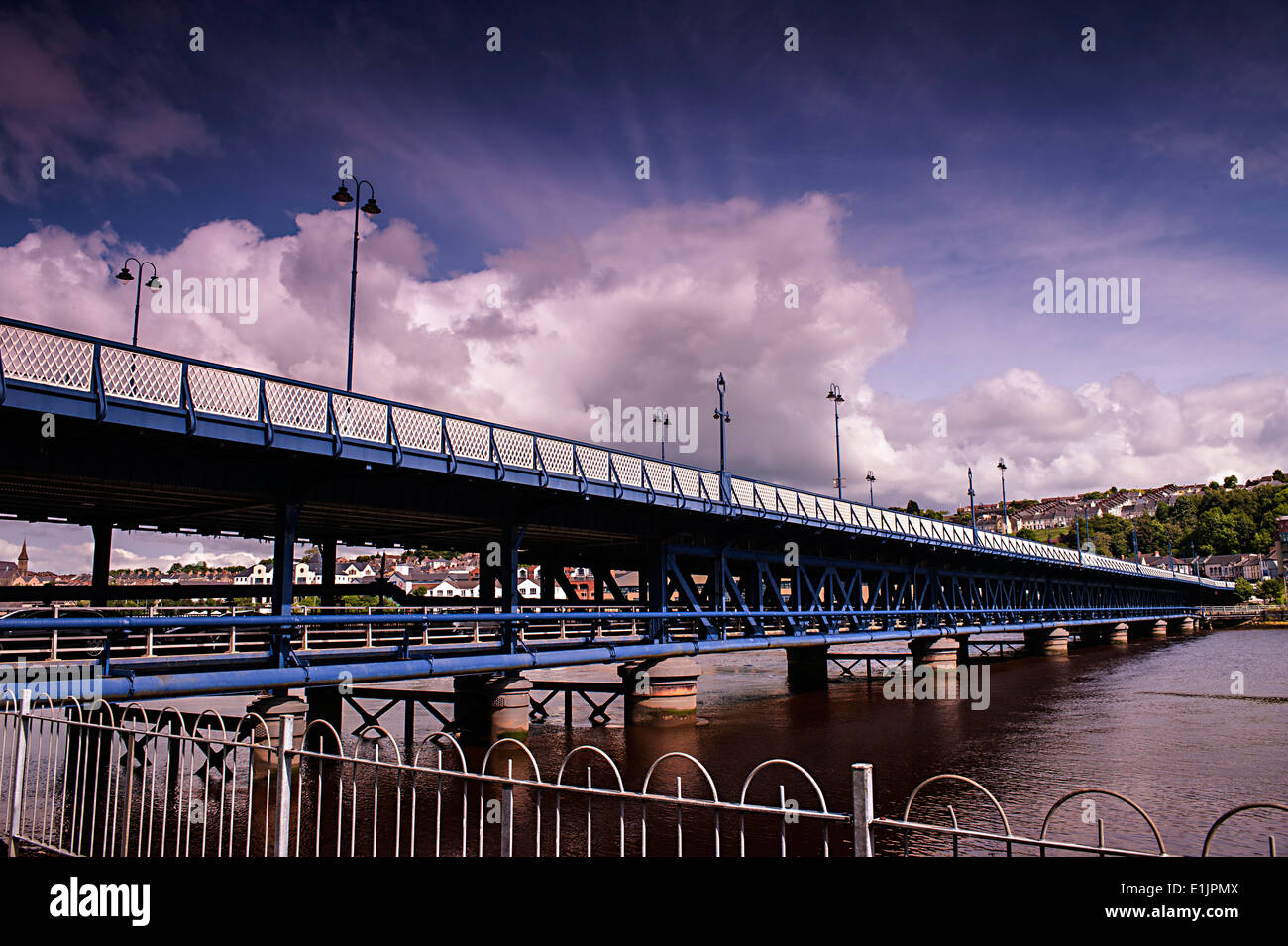 El Puente de Craigavon, Derry, Londonderry cruza el río Foyle. Es uno de los pocos puentes de carretera de dos pisos en Europa. Foto de stock