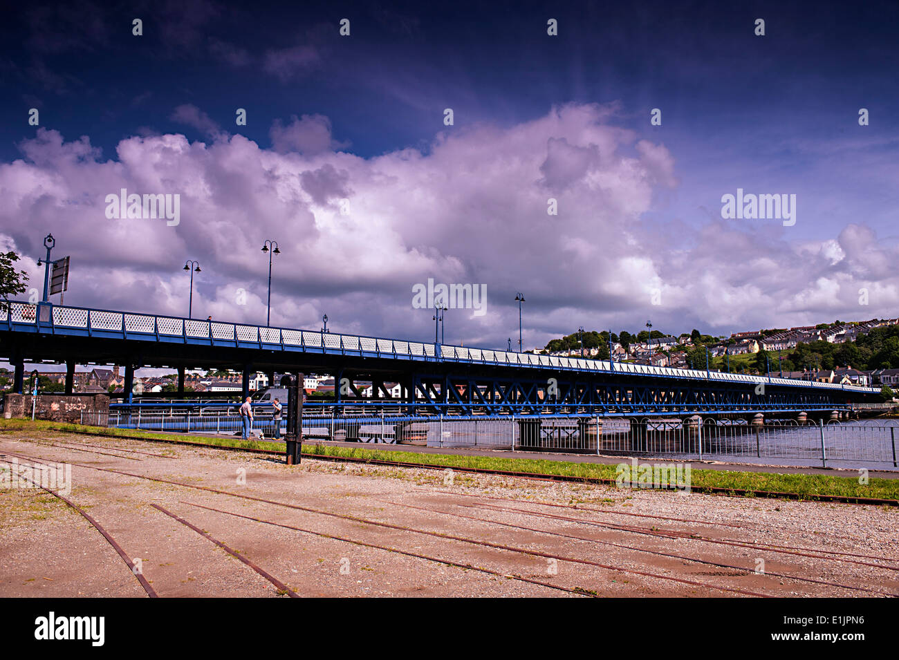 El Puente de Craigavon, Derry, Londonderry cruza el río Foyle. Es uno de los pocos puentes de carretera de dos pisos en Europa. Foto de stock