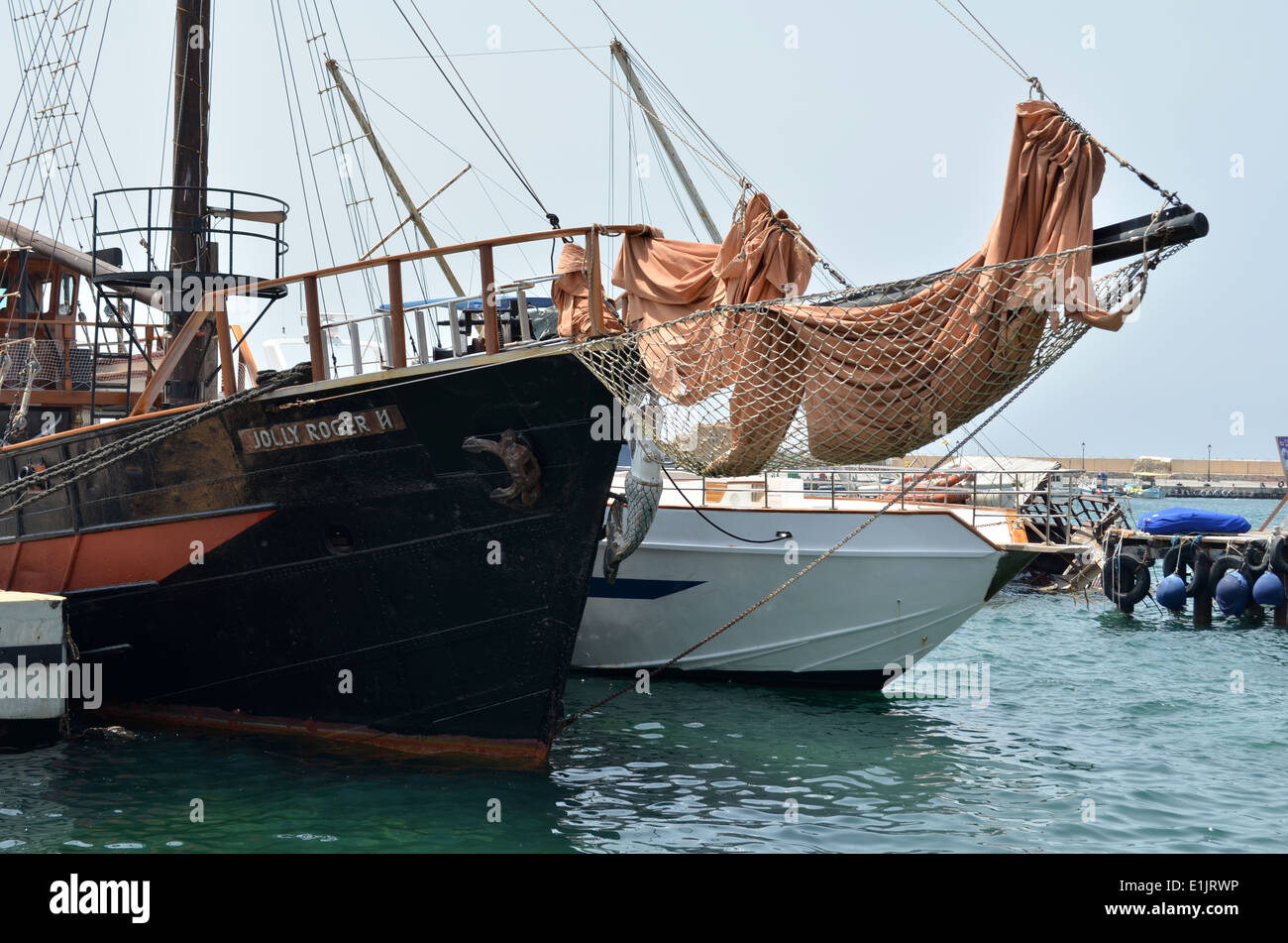 El famoso 'barco pirata de Paphos Puerto' es nuestra propia Jolly Roger,  tomando su nombre del barco pirata de Peter Pan Fotografía de stock - Alamy