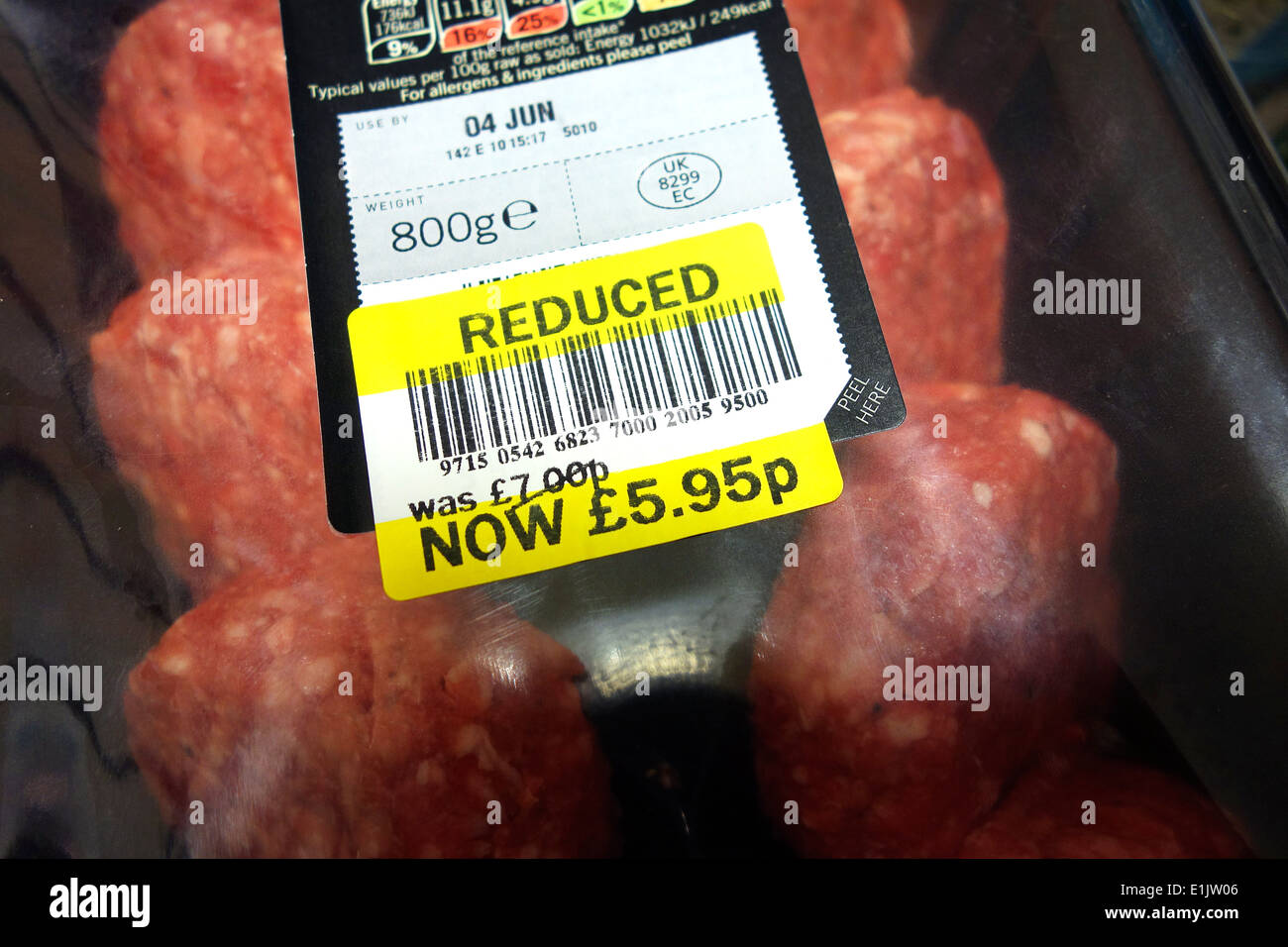 Reduce los precios de las mercancías en el supermercado Foto de stock