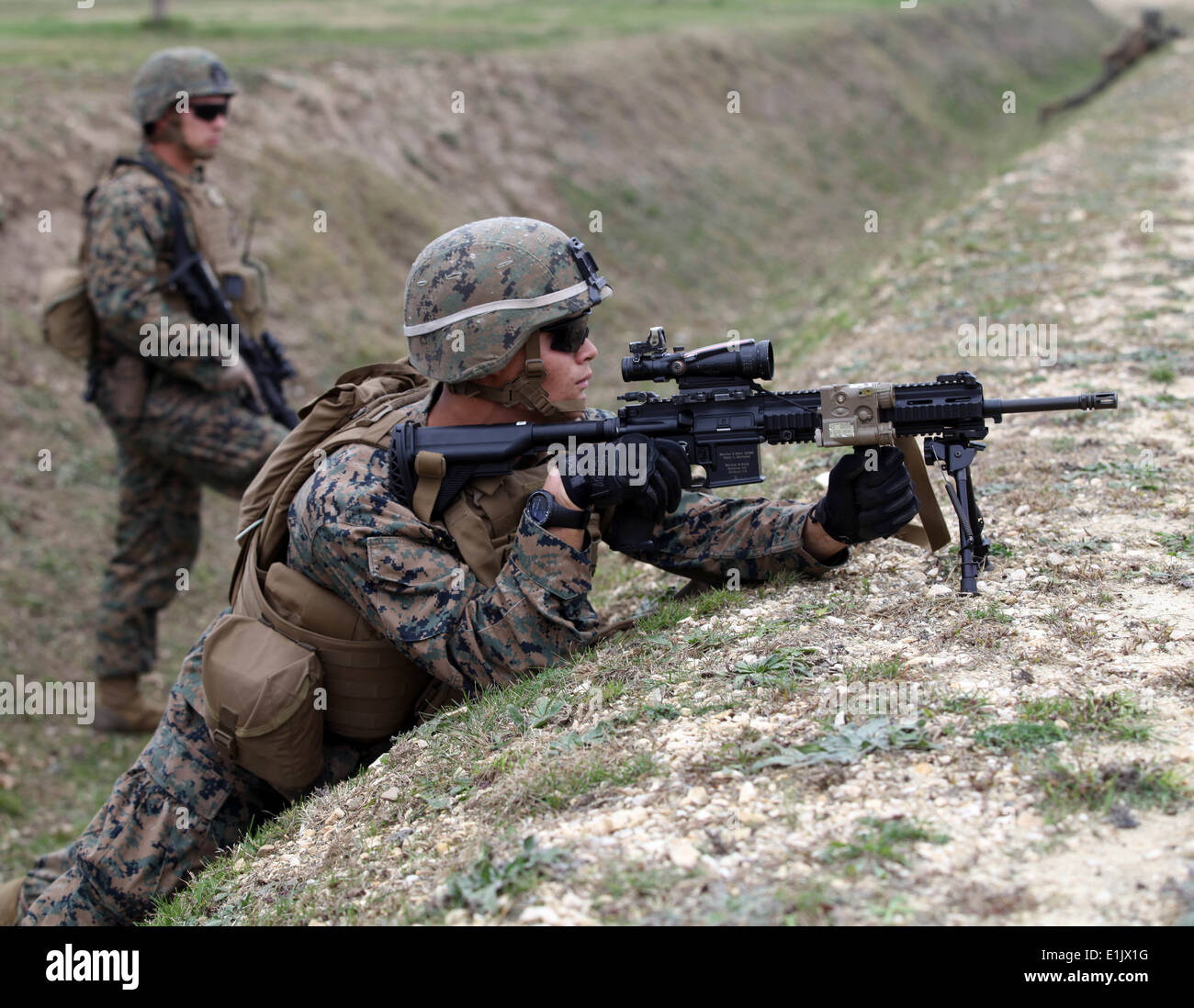Cuerpo de Marina de los EE.UU. Lance Cpl. Travis Martin, a la derecha, un fusil automático de infantería M27 el artillero, y el primer teniente James Maroney, un pelotón Foto de stock