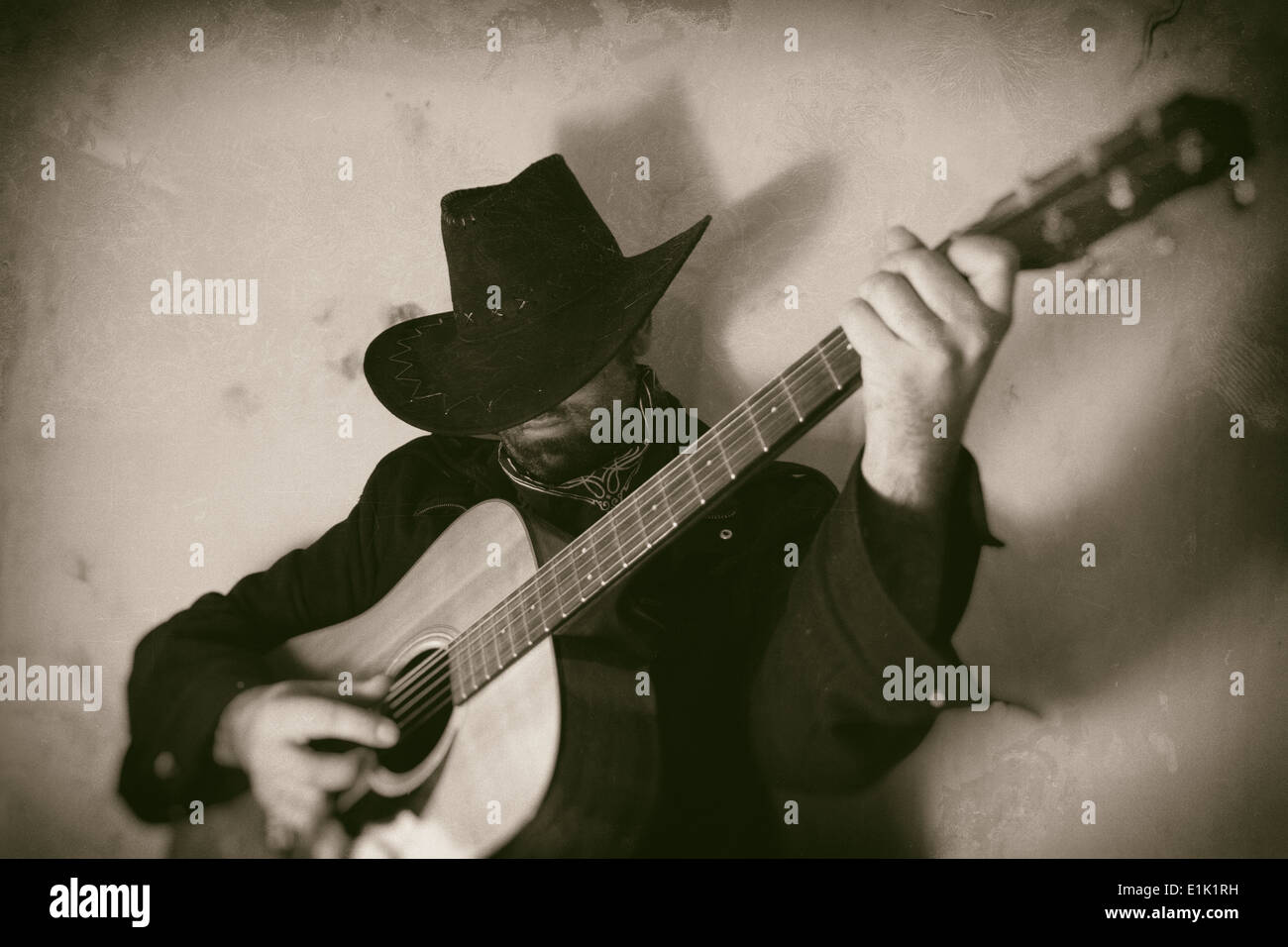 Vaquero del viejo oeste tocando la guitarra Fotografía de stock - Alamy