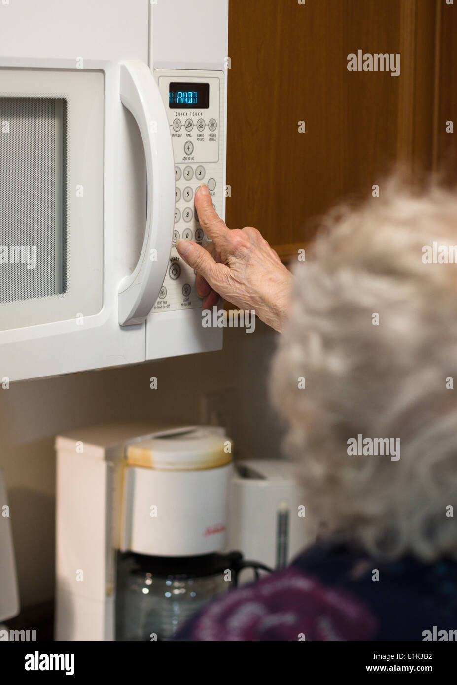 Horno De Microondas Moderno Rosa Como Estilo Duotone Sobre Un Fondo Azul.  Representación 3d Fotos, retratos, imágenes y fotografía de archivo libres  de derecho. Image 156272276