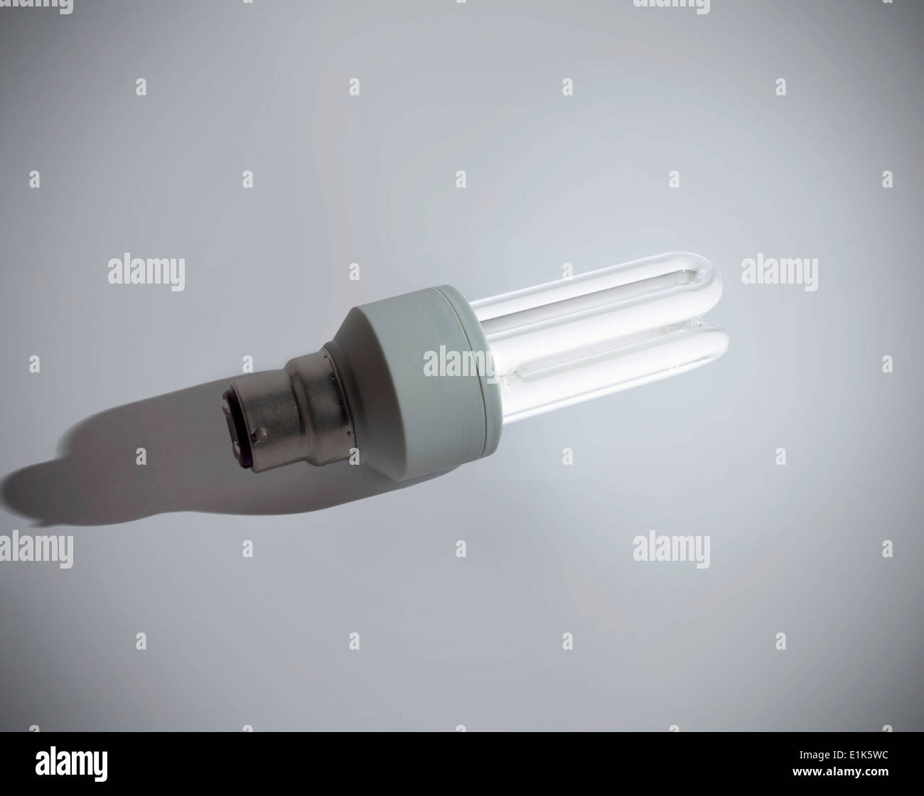 Lámparas fluorescentes compactas (CFL) bombilla de ahorro de energía Foto de stock