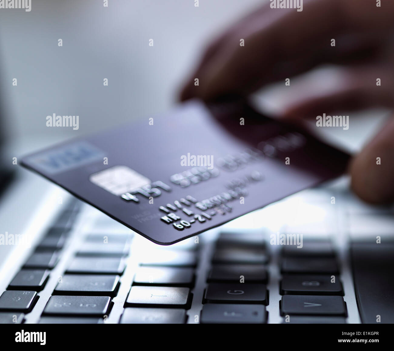 Persona de compras en línea con tarjeta de crédito. Foto de stock