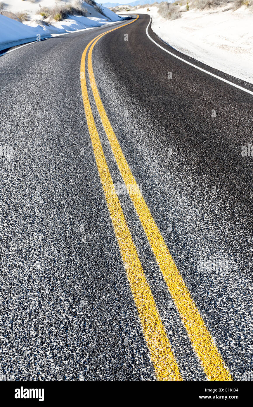Líneas amarillas en la carretera fotografías e imágenes de alta resolución  - Alamy