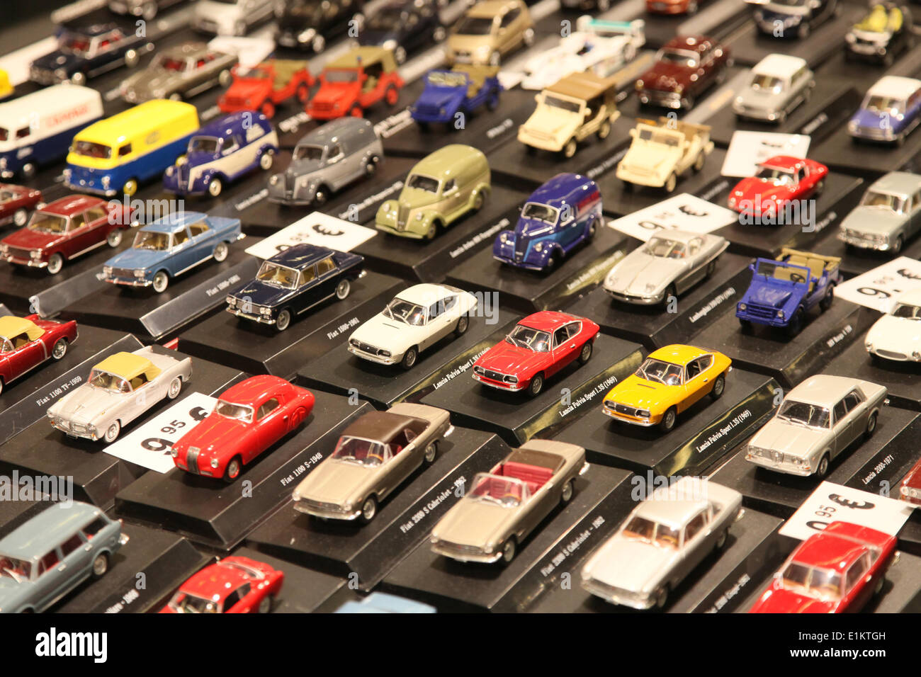Objeto de gran grupo de modelos de autos de juguete en miniatura colección  de juguetes retro mostrar Fotografía de stock - Alamy