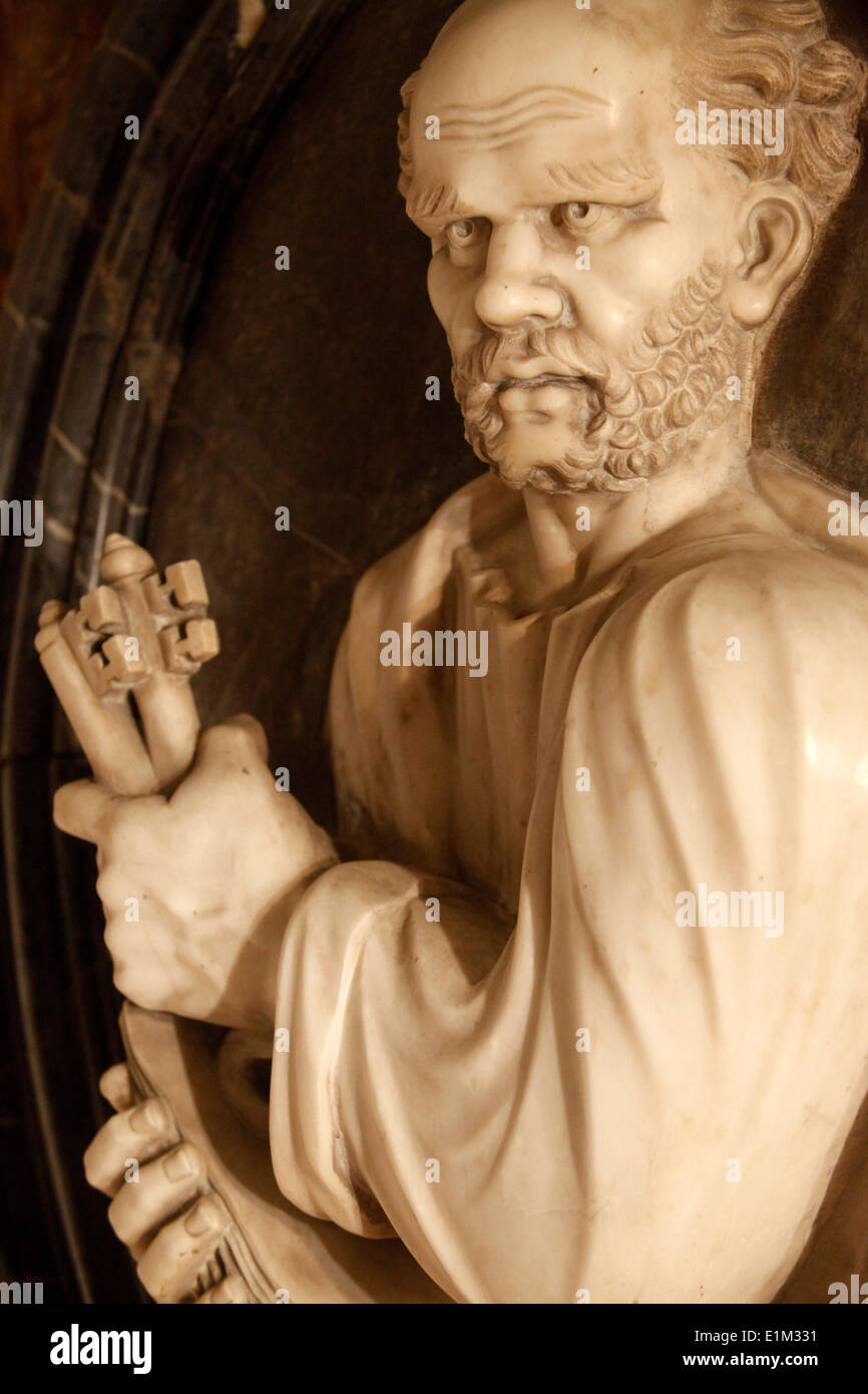 La escultura de San Pedro en la Basílica de Santa Maria della Sanita, Nápoles Foto de stock