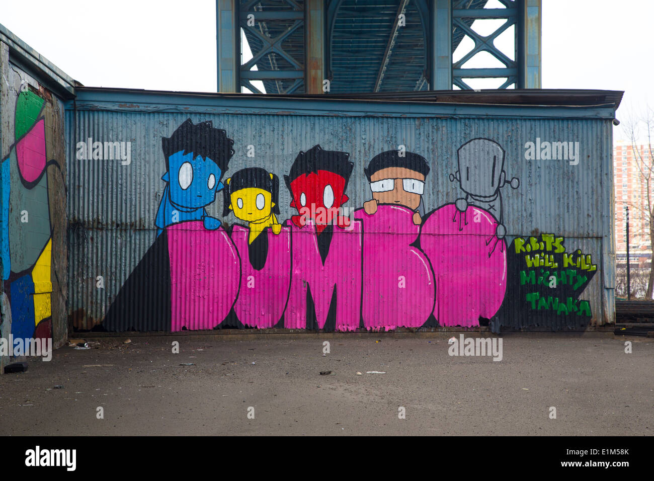Mural bajo Manhattan Bridge, Dumbo, Brooklyn, Nueva York Foto de stock