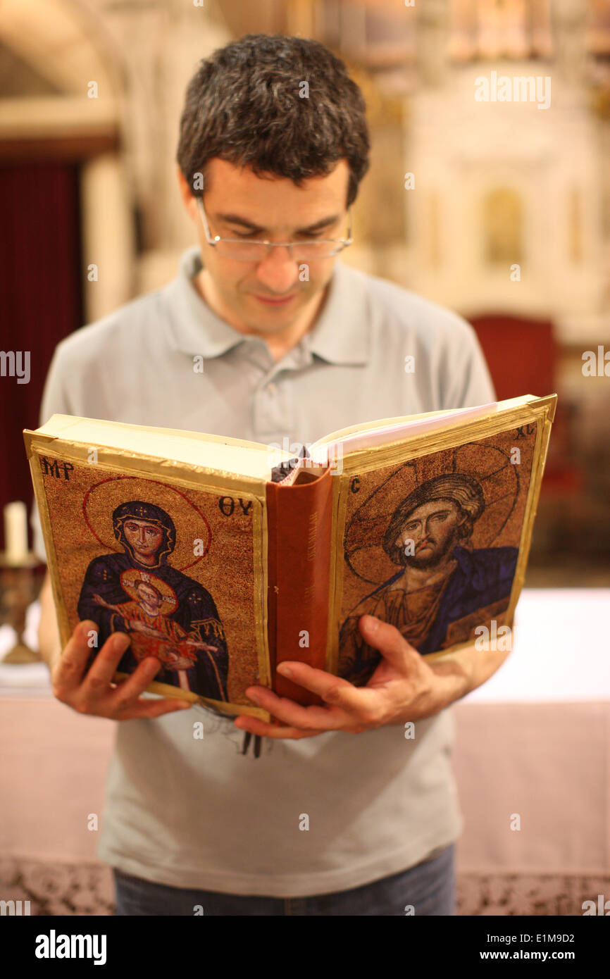 Hombre leyendo la Biblia de San Pedro y san Pablo Foto de stock