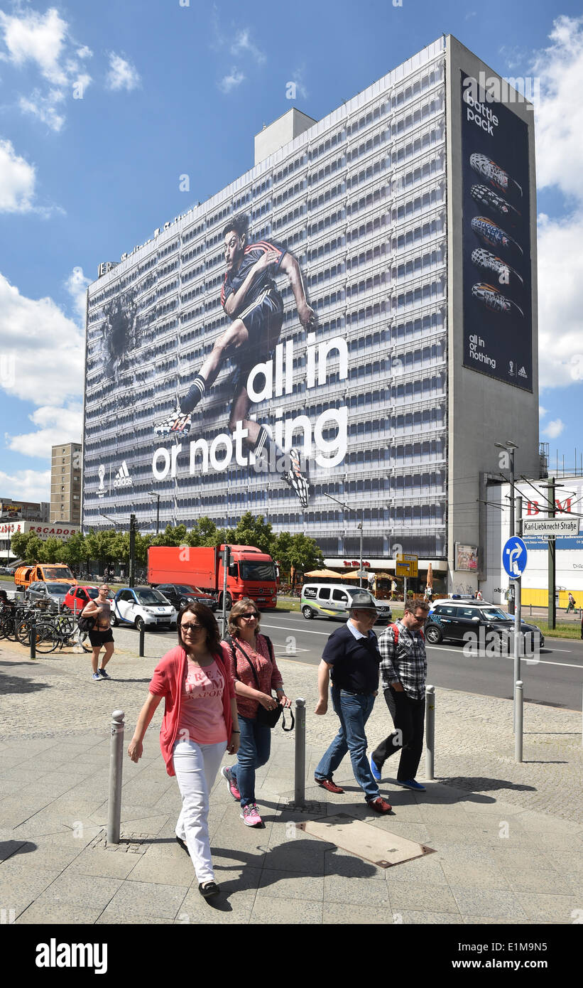 Jugador de fútbol, Mesut Ozil es sobre la fachada de un edificio del editor  en Alexanderplatz en Berlín, Alemania, 06 de junio de 2014. Fabricantes de  ropa deportiva Adidas ha puesto el