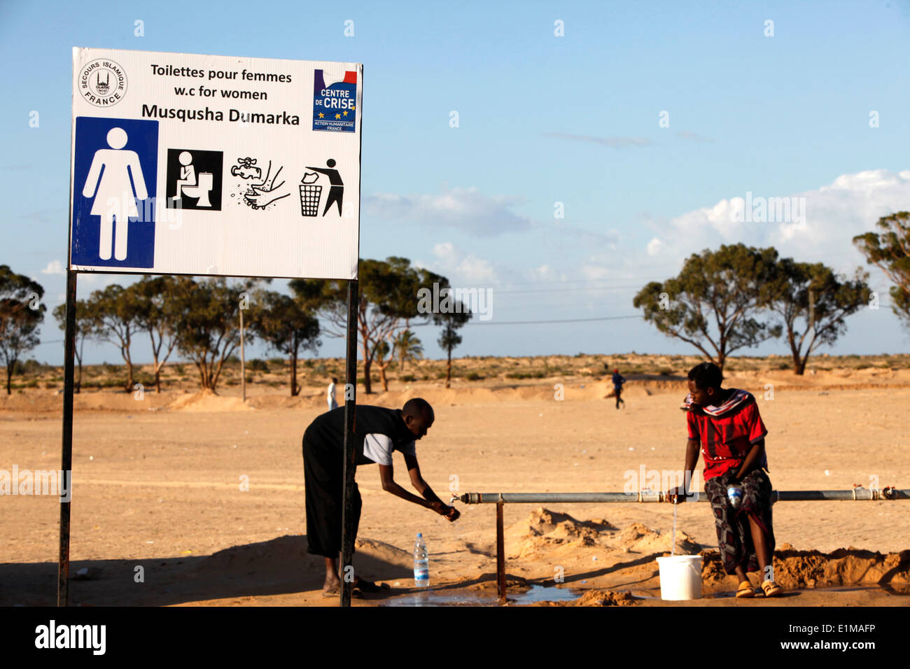 Suministro de agua en el campamento de refugiados de Choucha Foto de stock