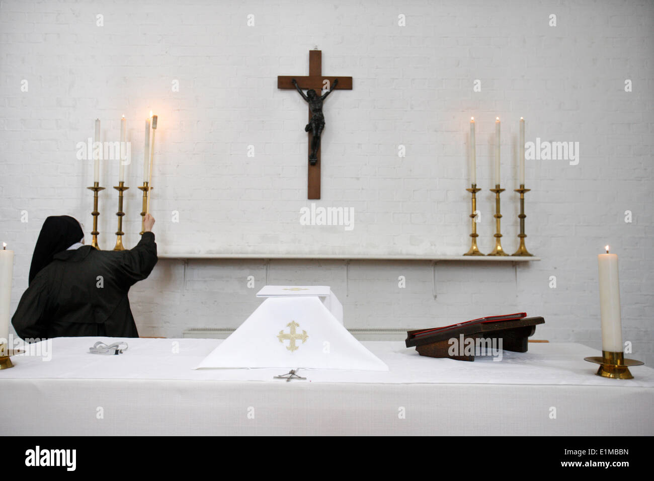 Nun prepara un servicio religioso Foto de stock