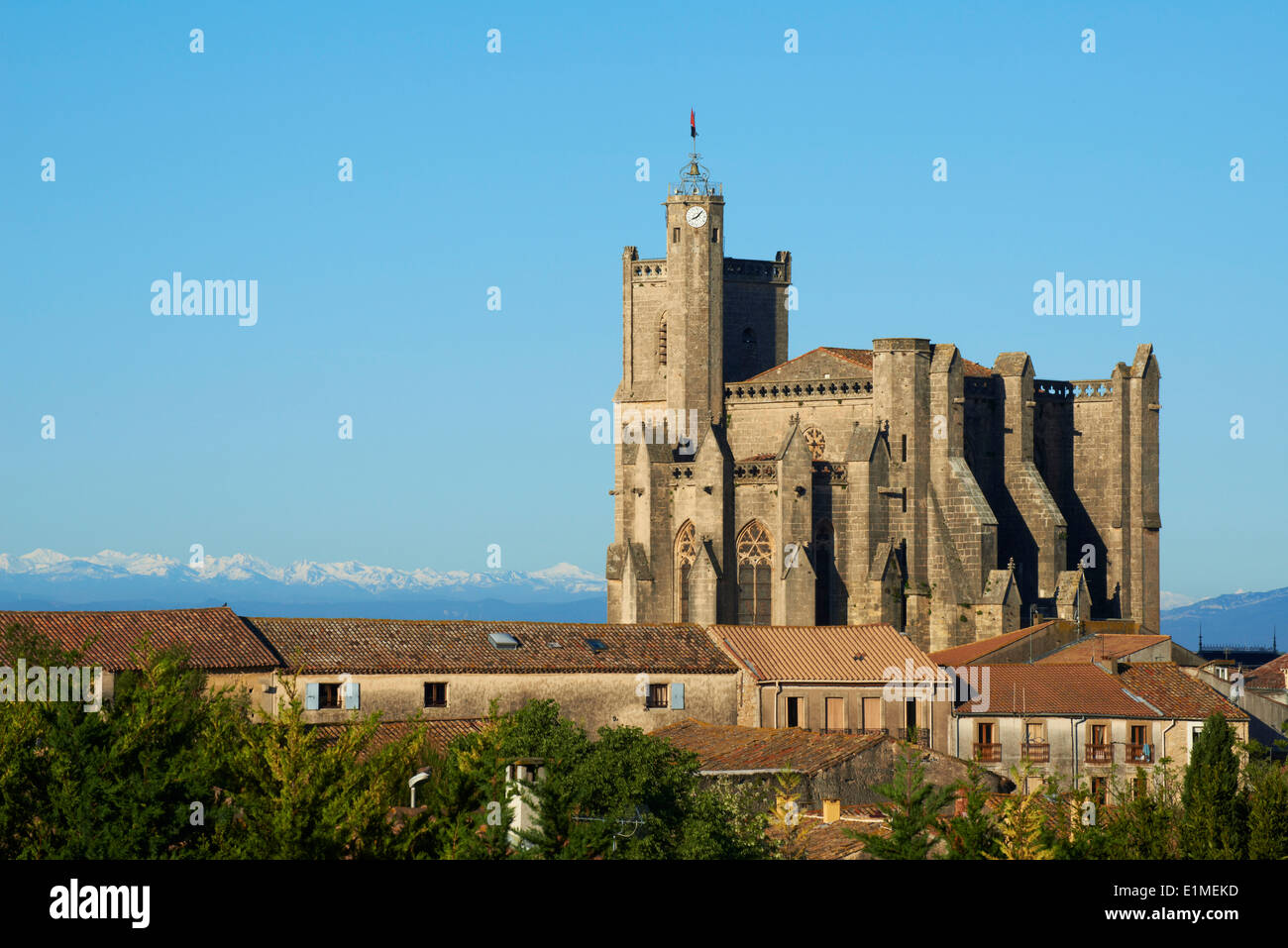 Francia, Languedoc-Roussillon, Herault, depatment Capestang, la iglesia de Saint- Etienne (collegialel) y Pirineos montain Foto de stock