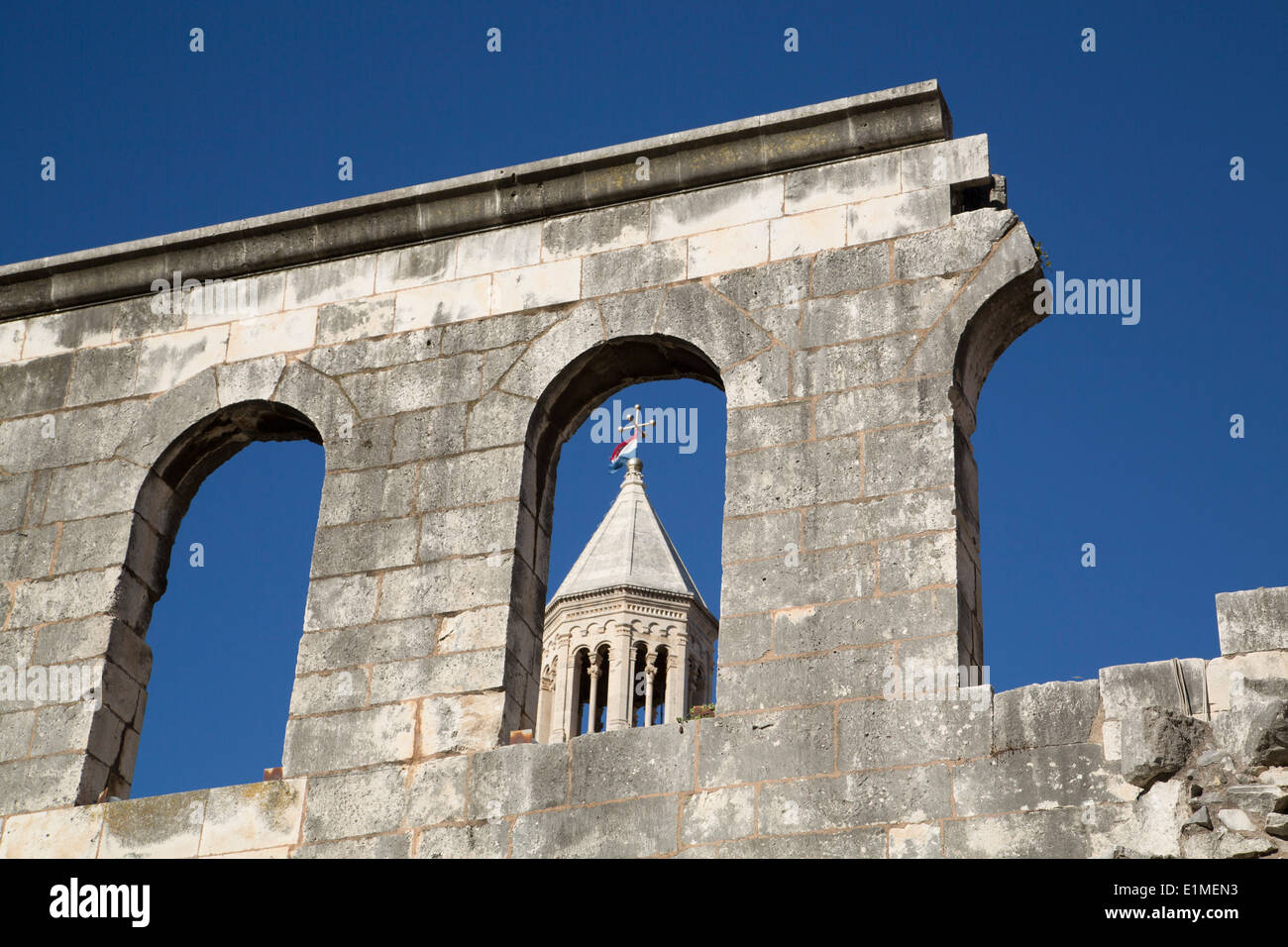 Croacia, Split, el Palacio de Diocletian, la pared exterior cerca de Silver Gate (en primer plano), torre de la catedral de san Domnio (fondo) Foto de stock