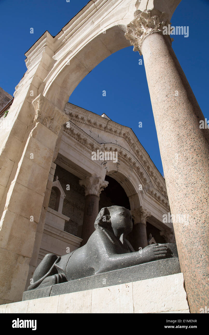 Croacia, Split, el Palacio de Diocletian, granito Esfinge de Egipto, que datan del 1500 A.C. Foto de stock