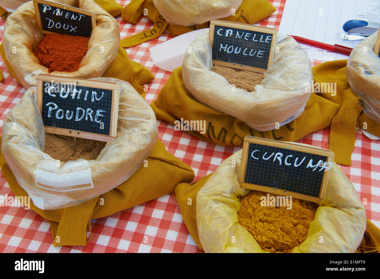 Francia, Languedoc-Roussillon, Herault, depatment Capestang, especias en el mercado local. Foto de stock
