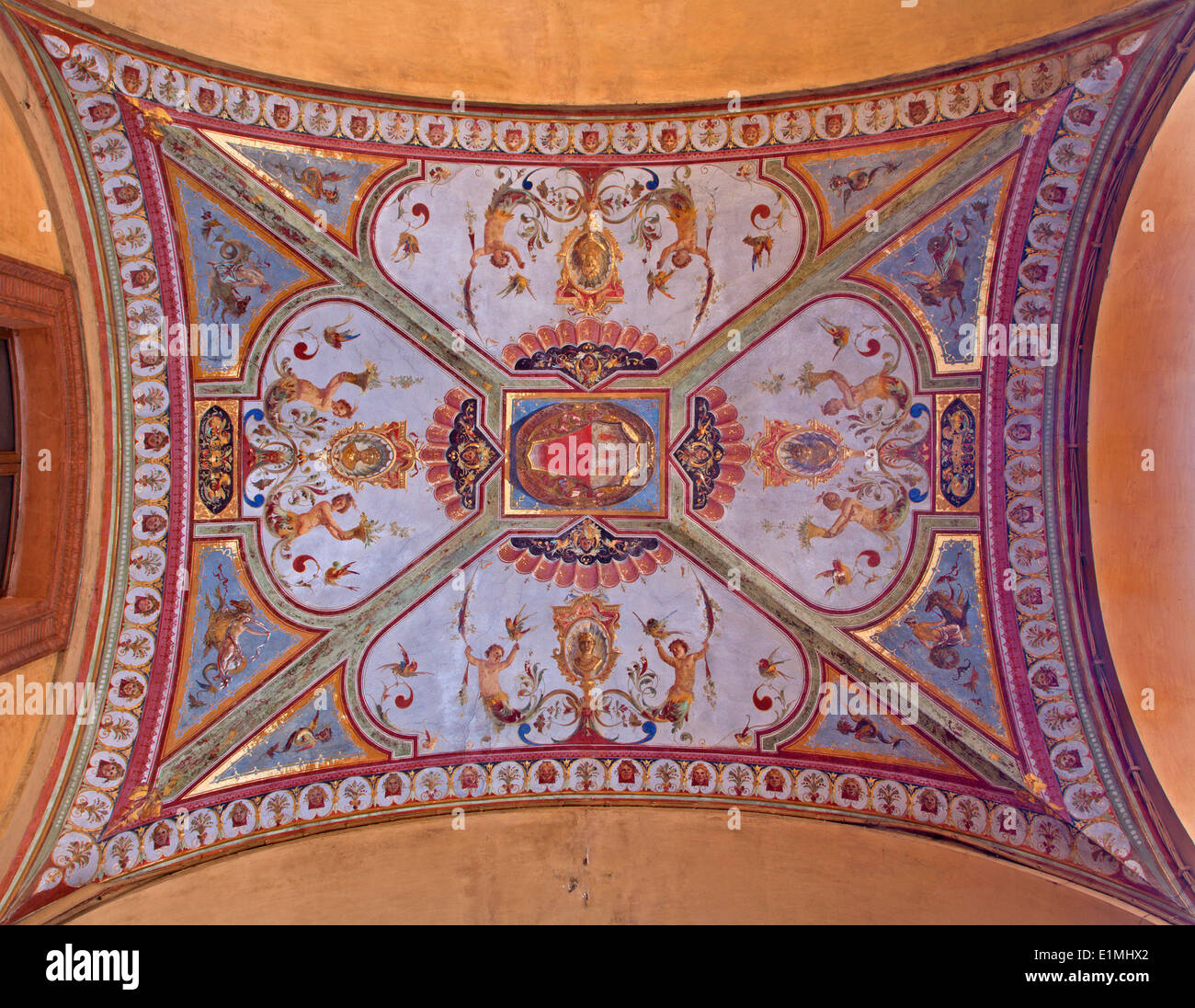 Bolonia, Italia - 16 de marzo de 2014: el fresco del techo del corredor externo de la via Farini street. Foto de stock