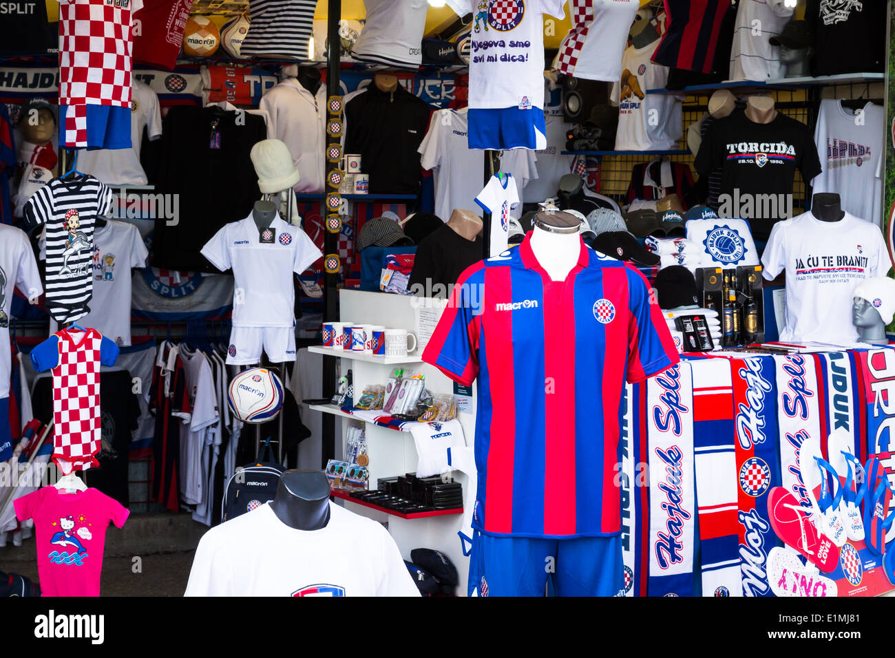 Camisetas y bufandas de Hajduk Split se venden como recuerdos en un puesto  en el mercado en Split Croacia Fotografía de stock - Alamy