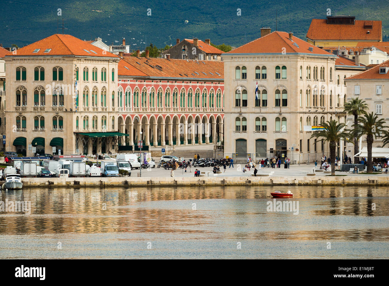 Una vista desde el mar de la ciudad y de Riva de Split, en Dalmacia Croacia mostrando la prokurative en trg republike Foto de stock