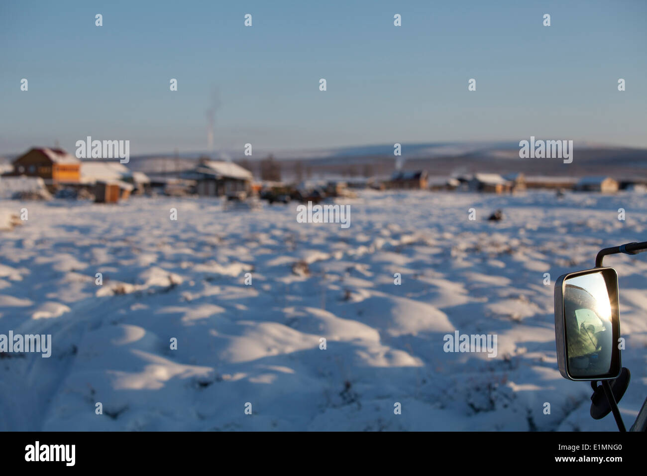 Cubiertas de nieve pequeña ciudad espejo de ala llamarada solar Foto de stock