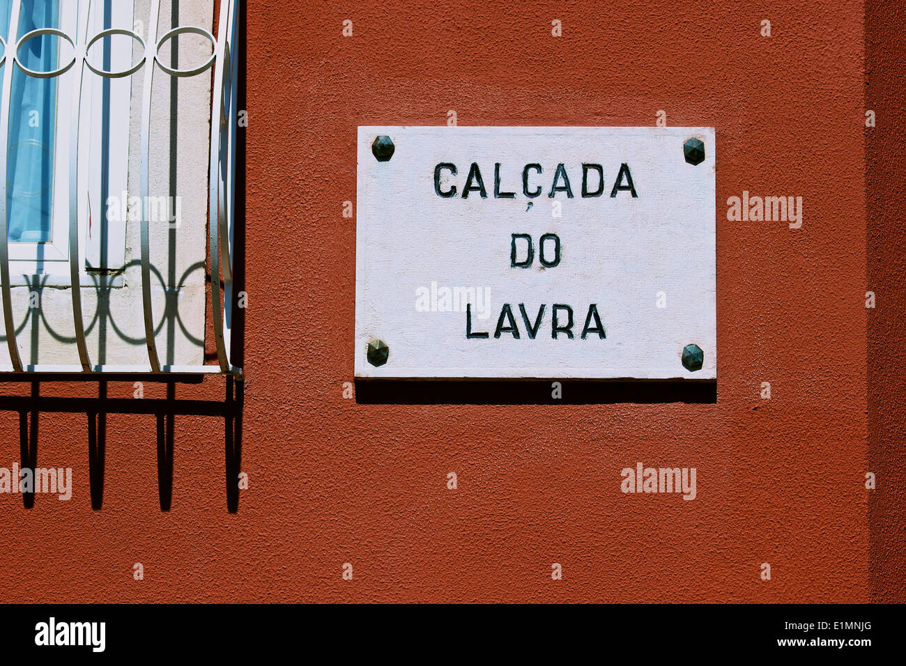 Cartel con el nombre de la calle y la ventana Detalle Calcada do Lavra Lisboa Portugal Europa occidental Foto de stock