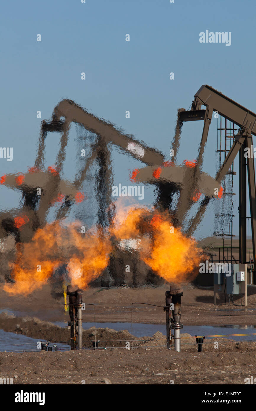 Ciudad de Watford, North Dakota - Gas Natural se quema como se bombea aceite en el Bakken shale formación. Foto de stock