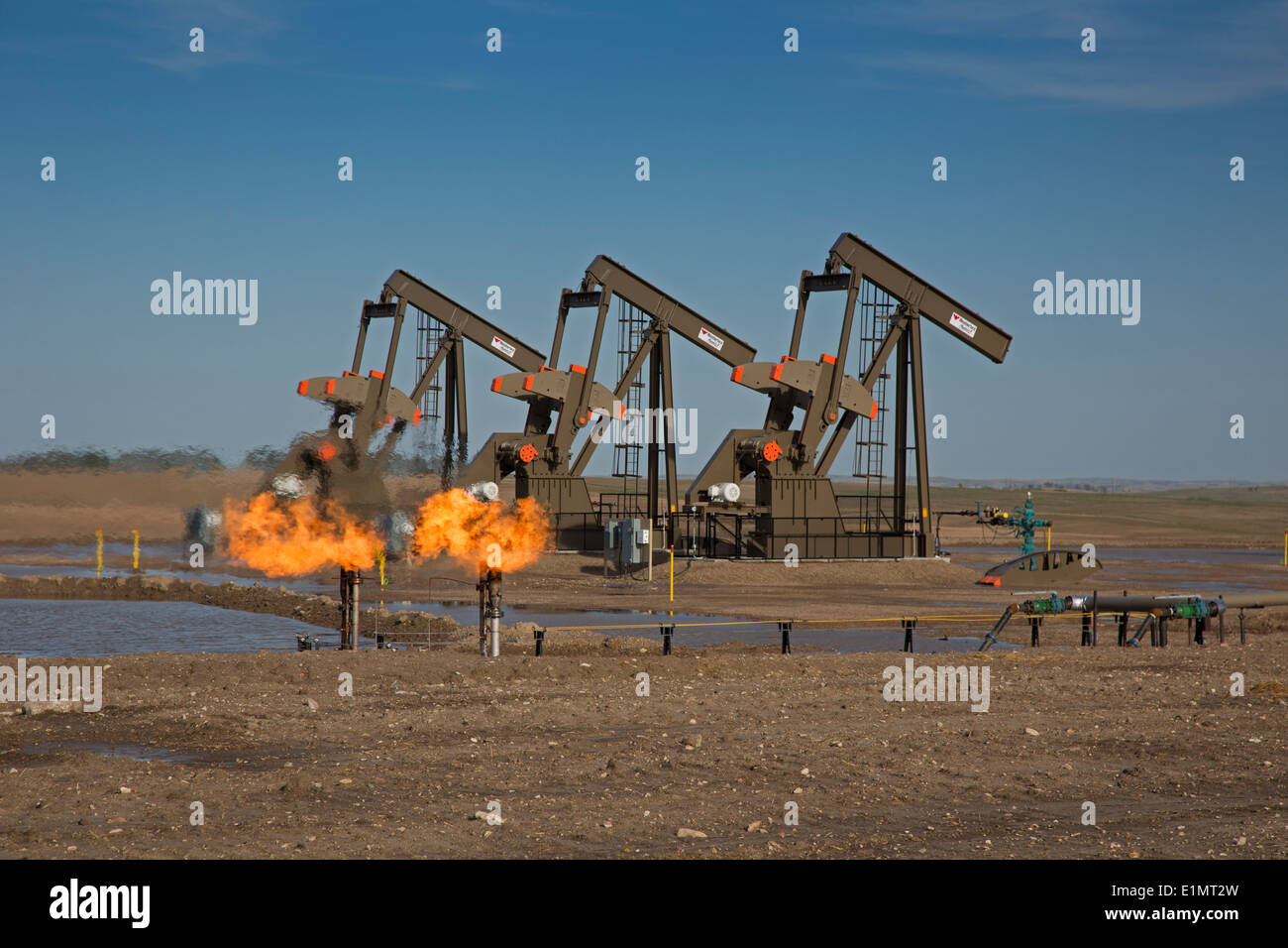 Ciudad de Watford, North Dakota - Gas Natural se quema como se bombea aceite en el Bakken shale formación. Foto de stock