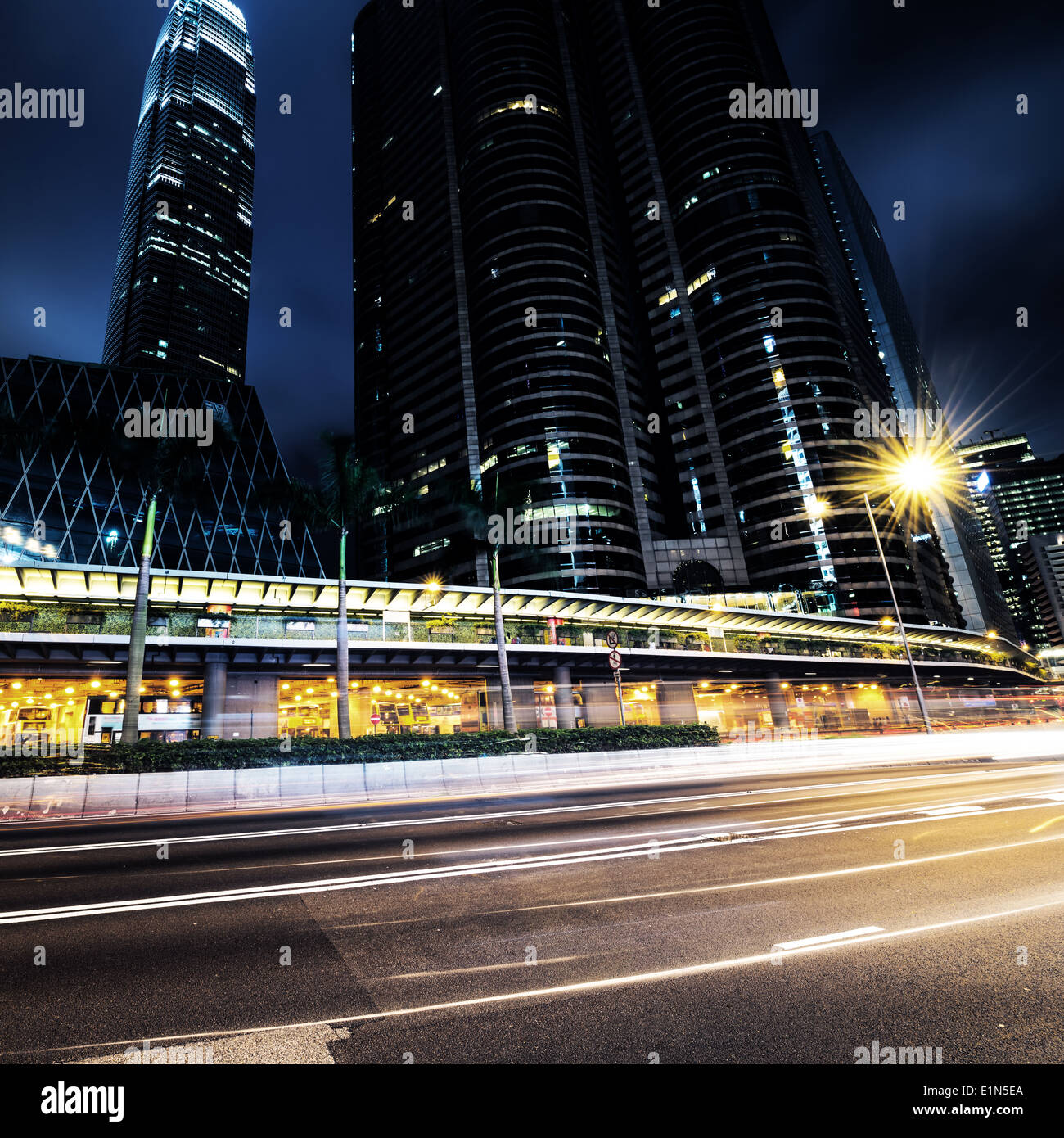 El tráfico en Hong Kong por la noche Foto de stock