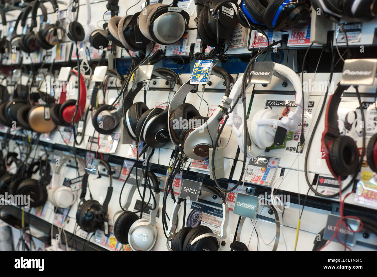 Tokio Japón 2104 - tienda de electrónica auriculares Fotografía de stock Alamy