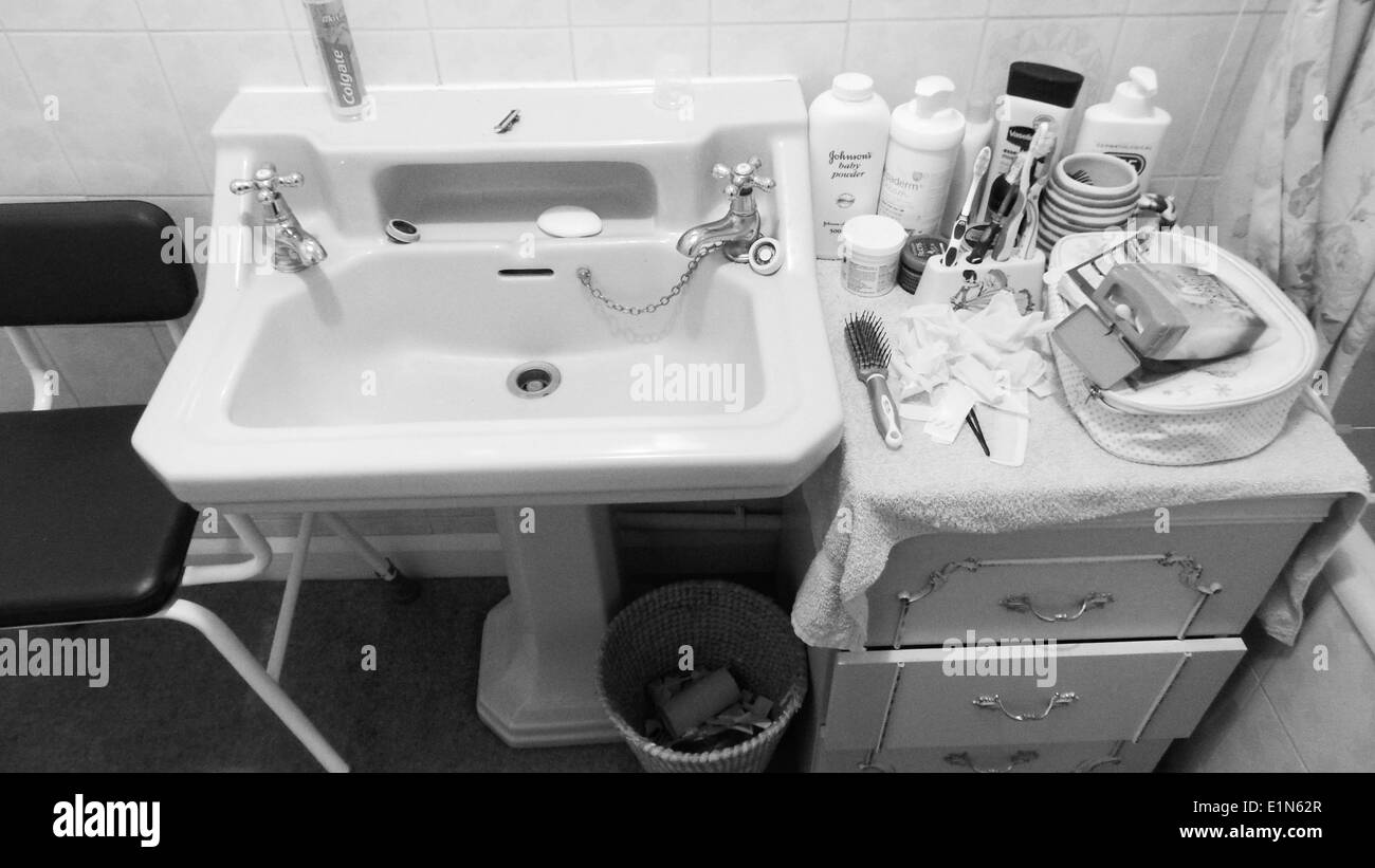 Cuarto de baño en blanco y negro, lavabo dibuja y silla para ... Cuarto de baño en blanco y negro, lavabo dibuja y silla para ...