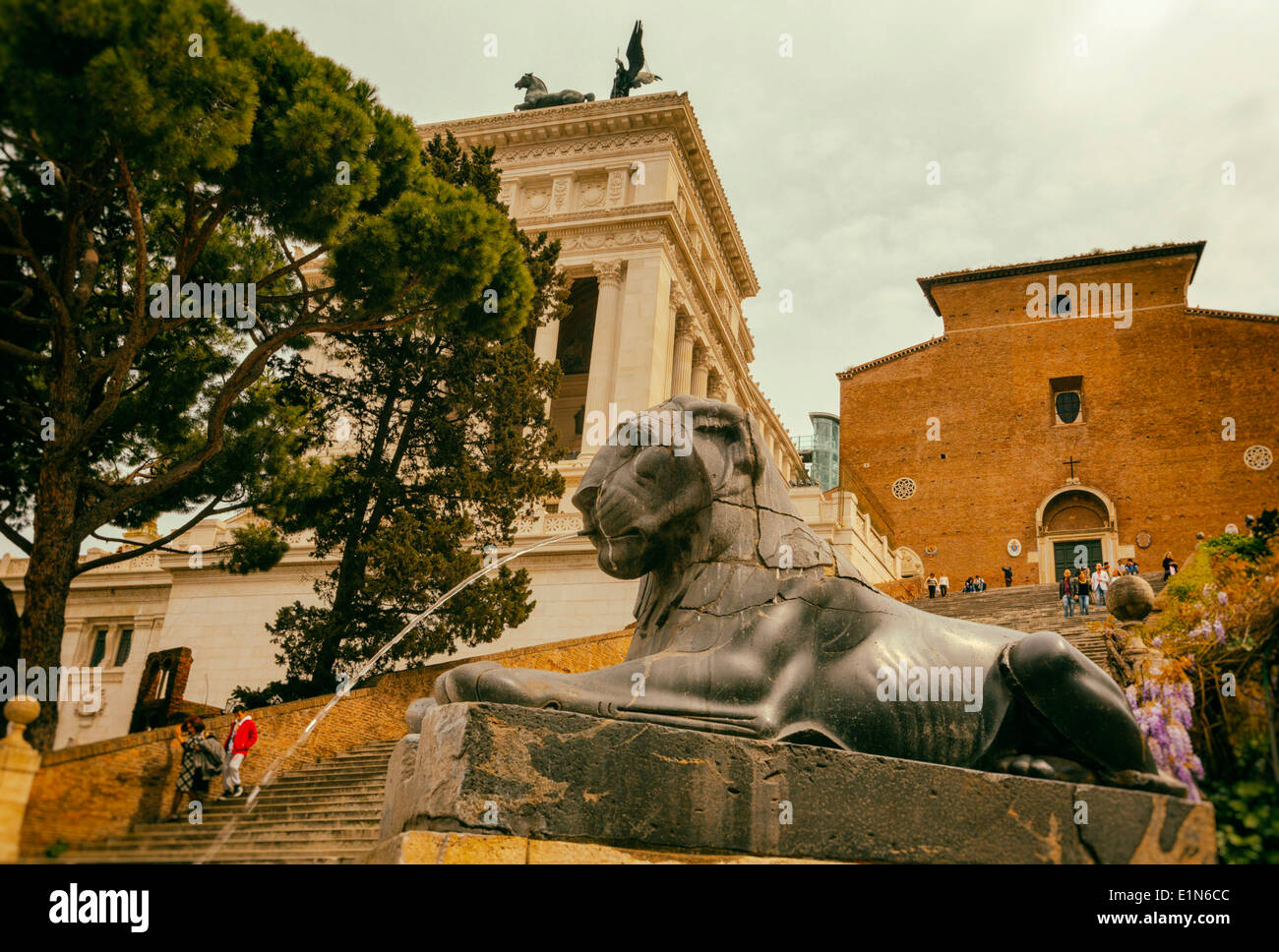 Roma, Italia. Santa Maria d'Aracoeli iglesia y monumento a Vittorio Emanuele II visto desde la Piazza d'Aracoeli. Foto de stock