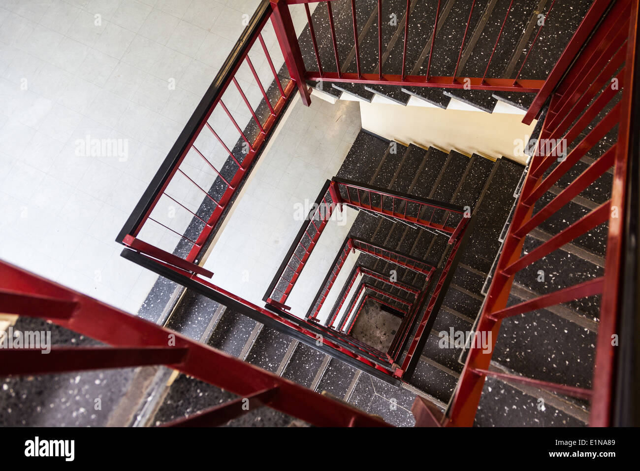 Imagen abstracta de una escalera en un edificio de oficinas en el CERN, Ginebra, Suiza. Foto de stock