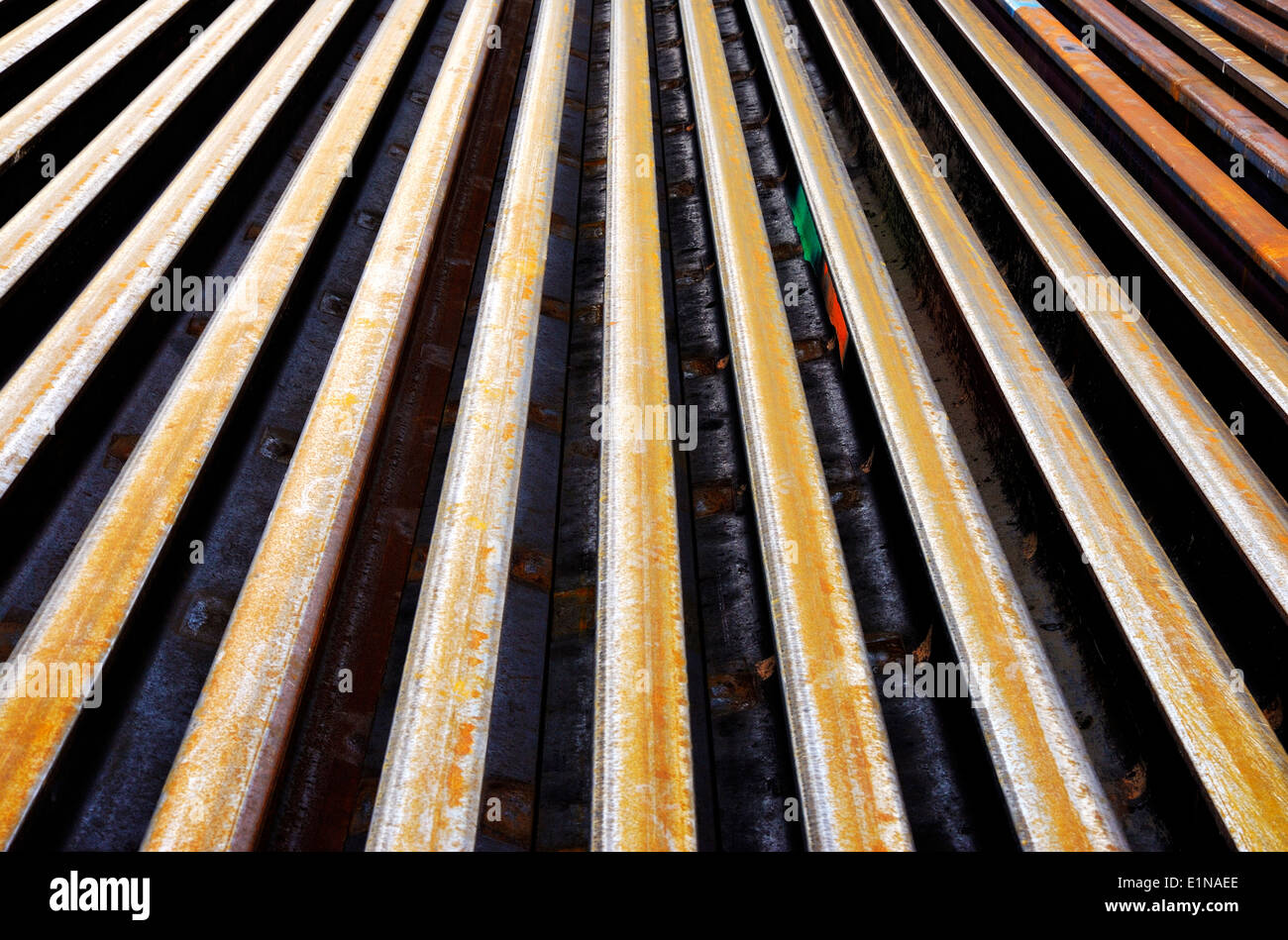 Una imagen de un montón de raíles de acero para sustituir desgastado vía los rieles de una línea de ferrocarril nacional canadiense. Foto de stock