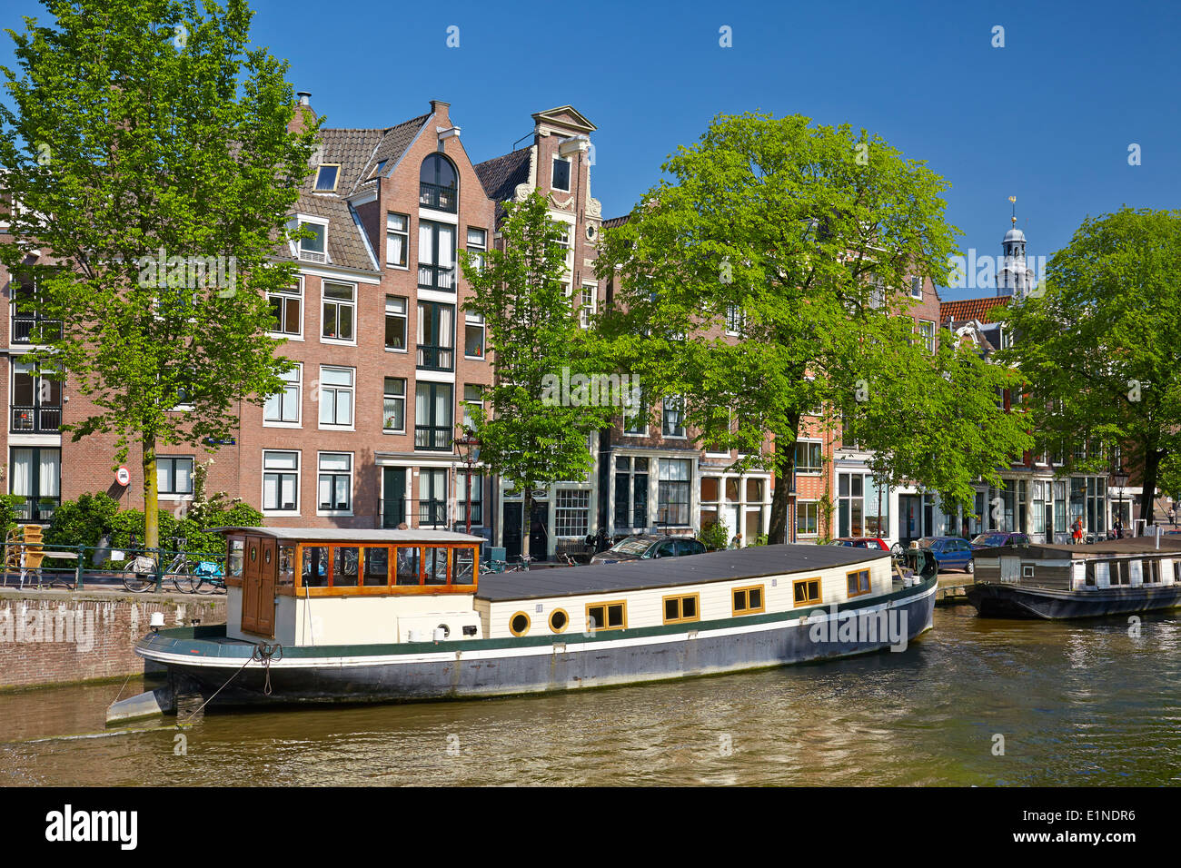 Barcaza en el barco, canal de Amsterdam - Holanda Holanda Foto de stock