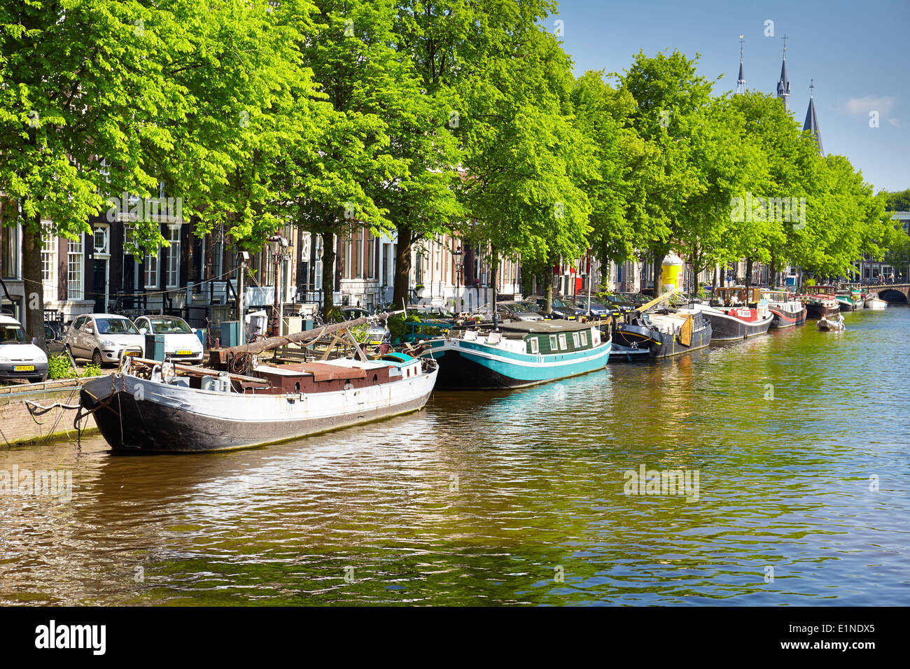 Barcaza en el barco, canal de Amsterdam - Holanda Holanda Foto de stock